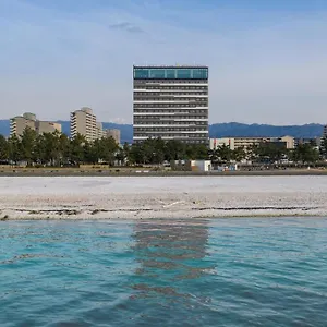 호텔 베이걸스, Tajiri